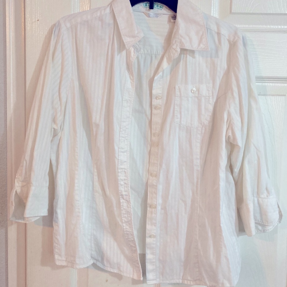 Slimming 3/4 sleeve button up blouse.